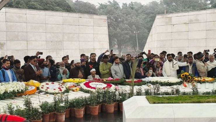 খালেদা জিয়ার কবর জিয়ারত করতে মানুষের ঢল