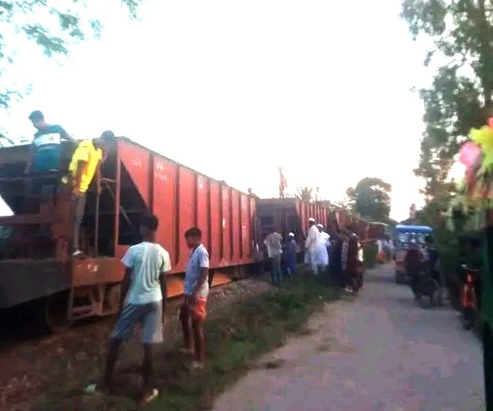 লাইনচ্যুত বগি উদ্ধার : ঢাকা-ময়মনসিংহ রুটে ট্রেন চলাচল শুরু