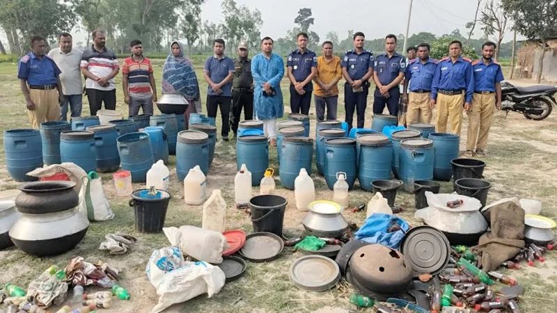 ধানক্ষেত থেকে সাড়ে ৬ হাজার লিটার চোলাই মদ জব্দ