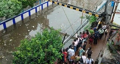 টানা পাঁচ ঘণ্টার বৃষ্টিতে ডুবেছে কলকাতা