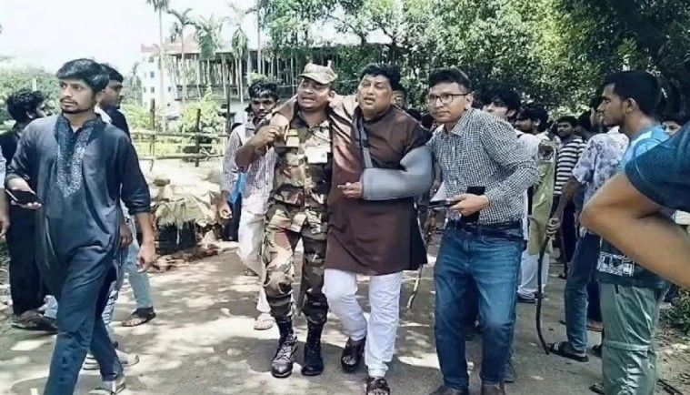 চবিতে সংঘর্ষ  প্রো-ভিসিসহ আহত শতাধিক শিক্ষার্থী