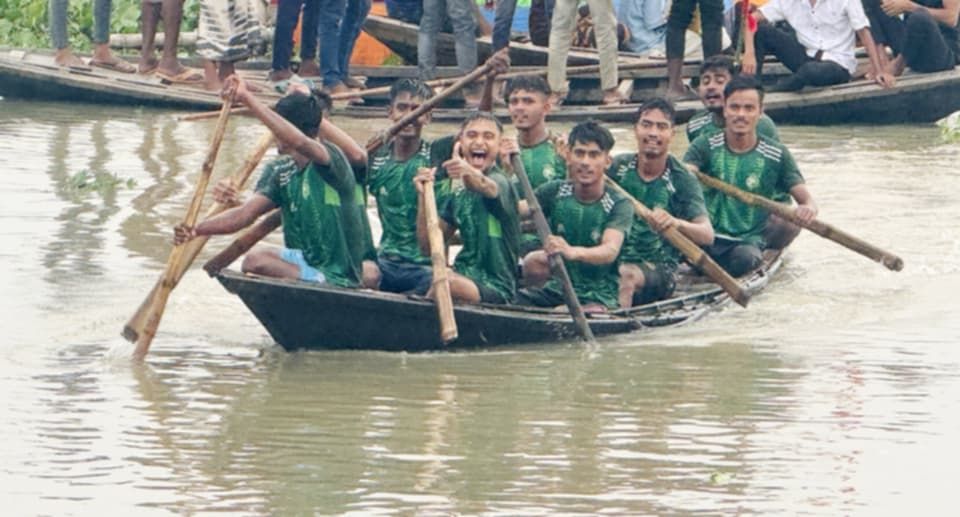 নওগাঁর ঐতিহ্যবাহী ছাতড়া বিলে নৌকা-বাইচ দেখতে মানুষের ঢল