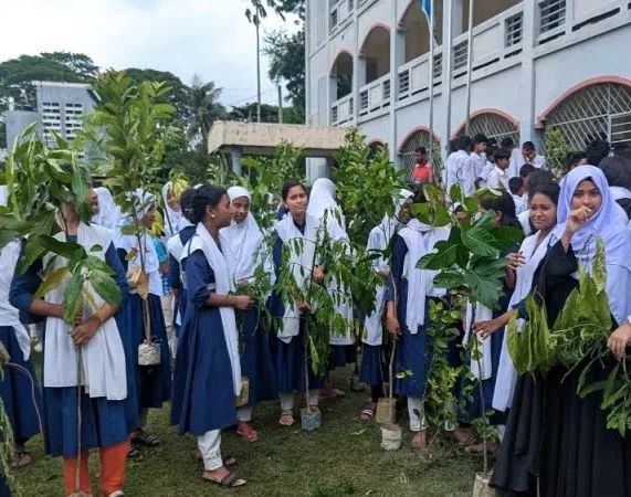পটুয়াখালীতে শিক্ষার্থীদের মাঝে গাছের চারা বিতরণ