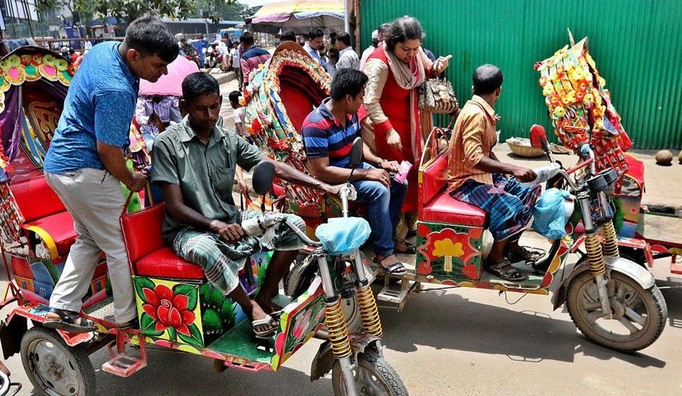 মহাসড়কের হুমকি ব্যাটারিচালিত রিকশা