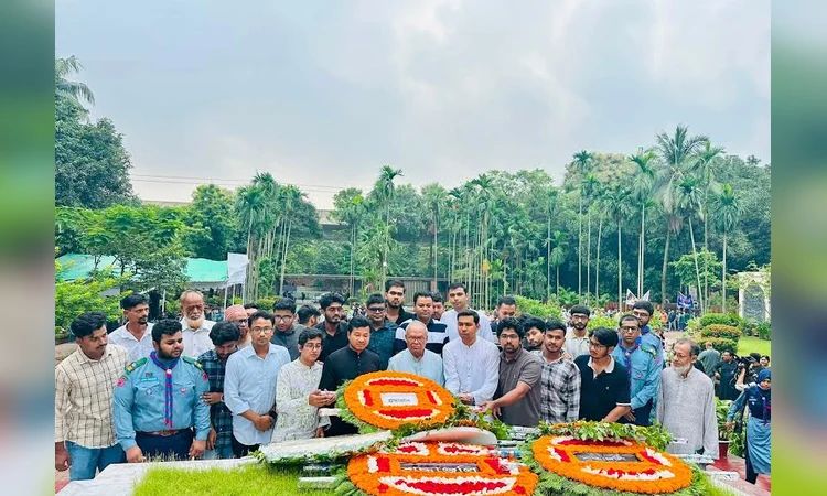 জাতীয় কবি কাজী নজরুল ইসলামের সমাধিতে ঢাবি ছাত্রদলের শ্রদ্ধাঞ্জলি