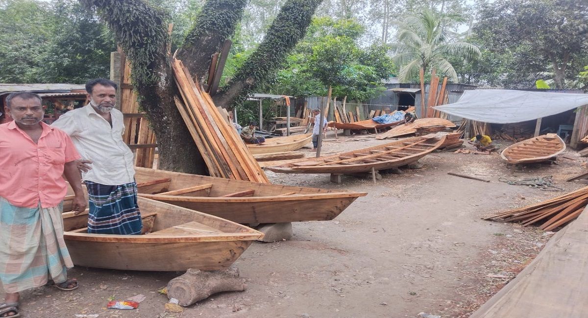 বর্ষার শুরুতে নৌকা তৈরির ধুম