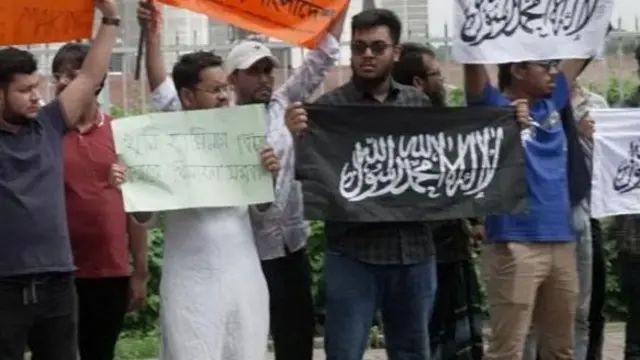 কালেমা লেখা পতাকা নিয়ে মিছিল করছে কারা?