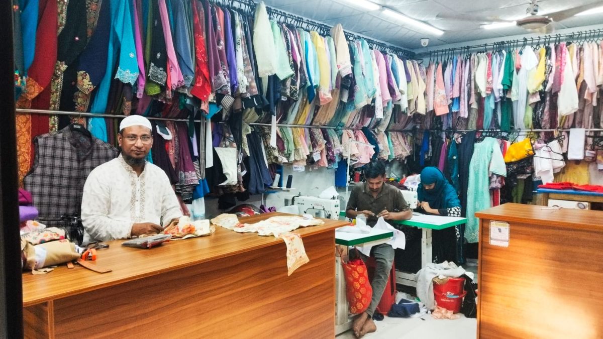 চাঁপাইনবাবগঞ্জে পবিত্র  ঈদুল ফিতর ঈদ সামনে রেখে ব্যস্ত দর্জিরা
