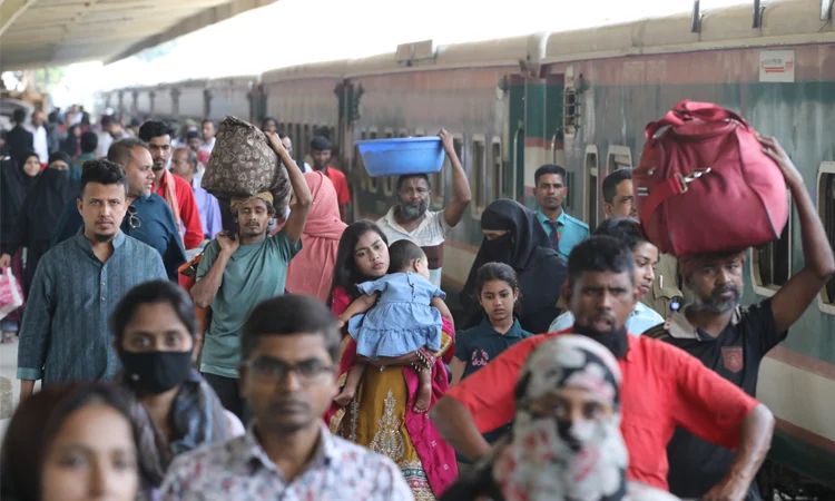 রাজধানীমুখী কর্মব্যস্ত মানুষ, ট্রেন-বাস স্টেশনে ভিড়