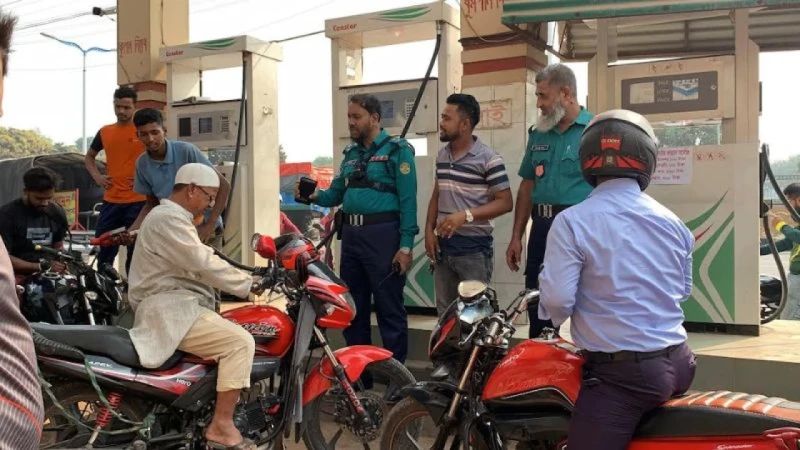 রাজশাহীতে পুলিশের পাহারায় তেল বিক্রি