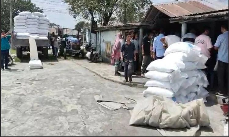 দিনাজপুরে সার পাচার রোধে প্রশাসনের অভিযান