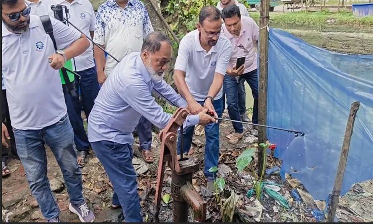 পিরোজপুরে ডেঙ্গু প্রতিরোধে চেম্বার অব কমার্সের পরিচ্ছন্নতা অভিযান
