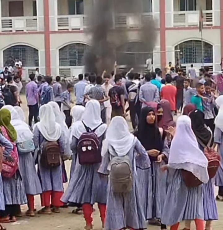 নওগাঁয় প্রধান শিক্ষকের পদত্যাগ দাবিতে ছাত্র-ছাত্রীদের বিক্ষোভ