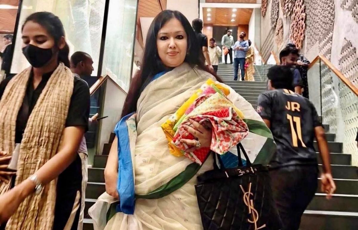 হ‍্যালো আড়ং! আপনাকেই বলছি!
