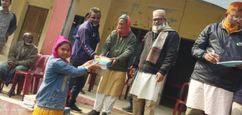নওগাঁয় বছরের প্রথম দিনে নতুন বই পেলো শিক্ষার্থীরা