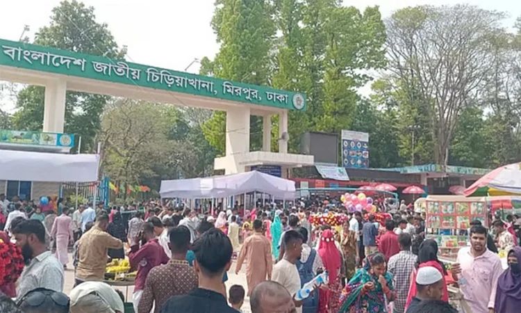 জাতীয় চিড়িয়াখানায় দর্শনার্থীদের ঢল