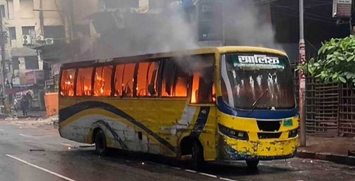 রাজধানীতে যাত্রীদের নামিয়ে বাসে গুলি, আগুন