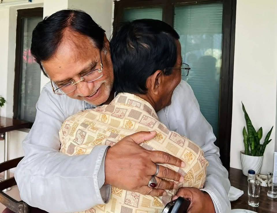 ক্ষমতায় যাওয়ার আগেই ভারসাম্য হারিয়ে ফেলা