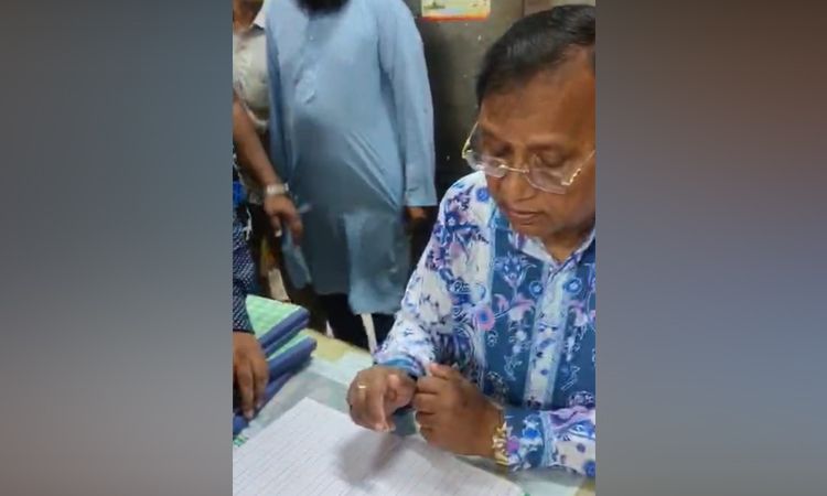 ডিএসসিসি প্রশাসকের খিলগাঁও আঞ্চলিক কার্যালয় পরিদর্শন
