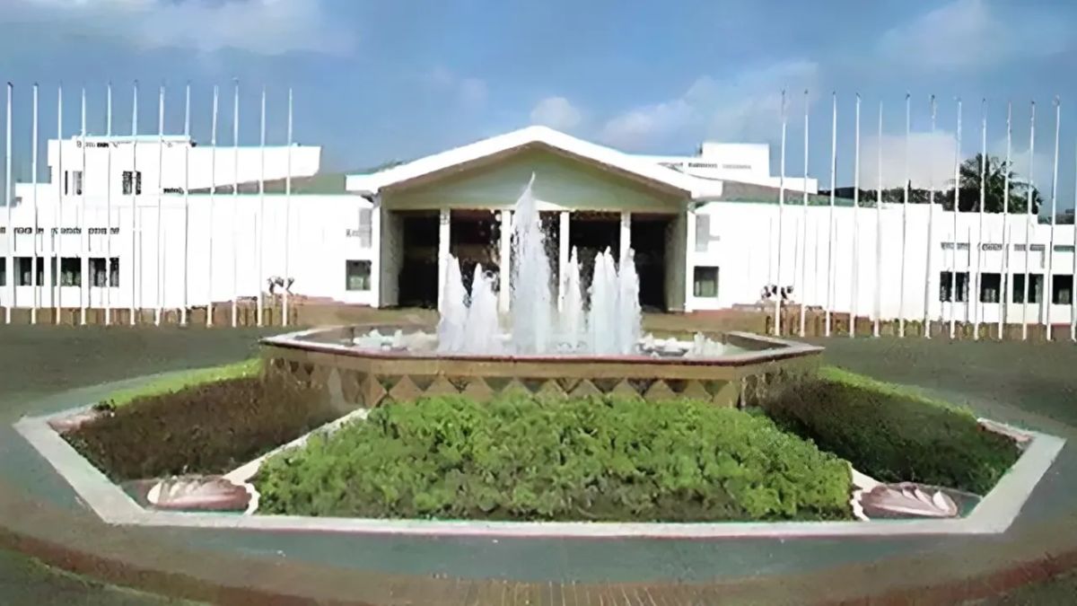 নির্বাচন পর্যন্ত বিদেশ যেতে পারবেন না সরকারি কর্মকর্তারা