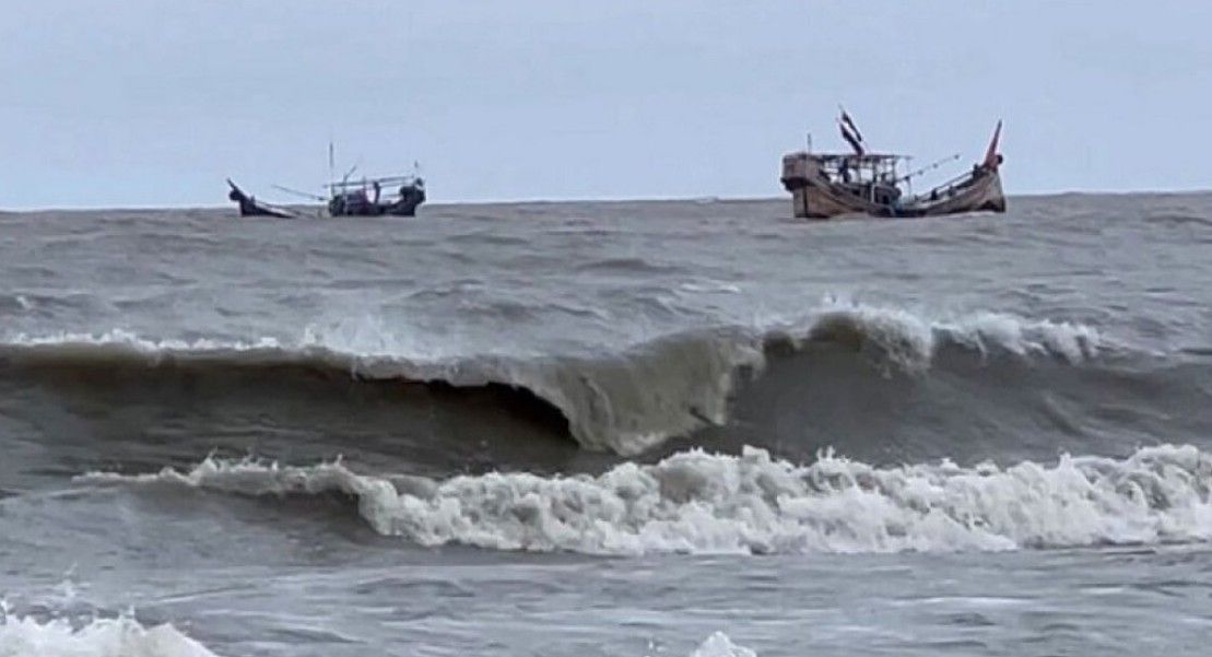 চার সমুদ্রবন্দরে তিন নম্বর সতর্কসংকেত