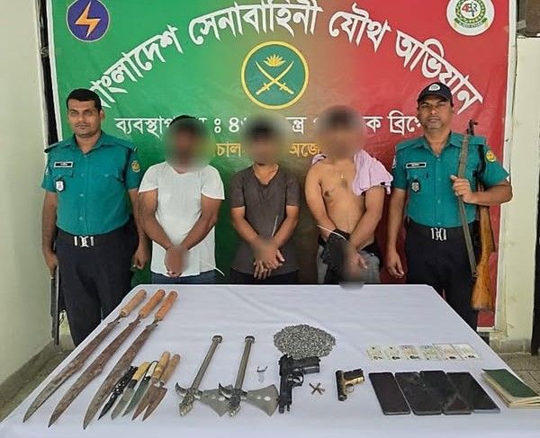 ঢাকার কুখ্যাত সন্ত্রাসী আলার বাড়িতে সেনাবাহিনীর অভিযান
