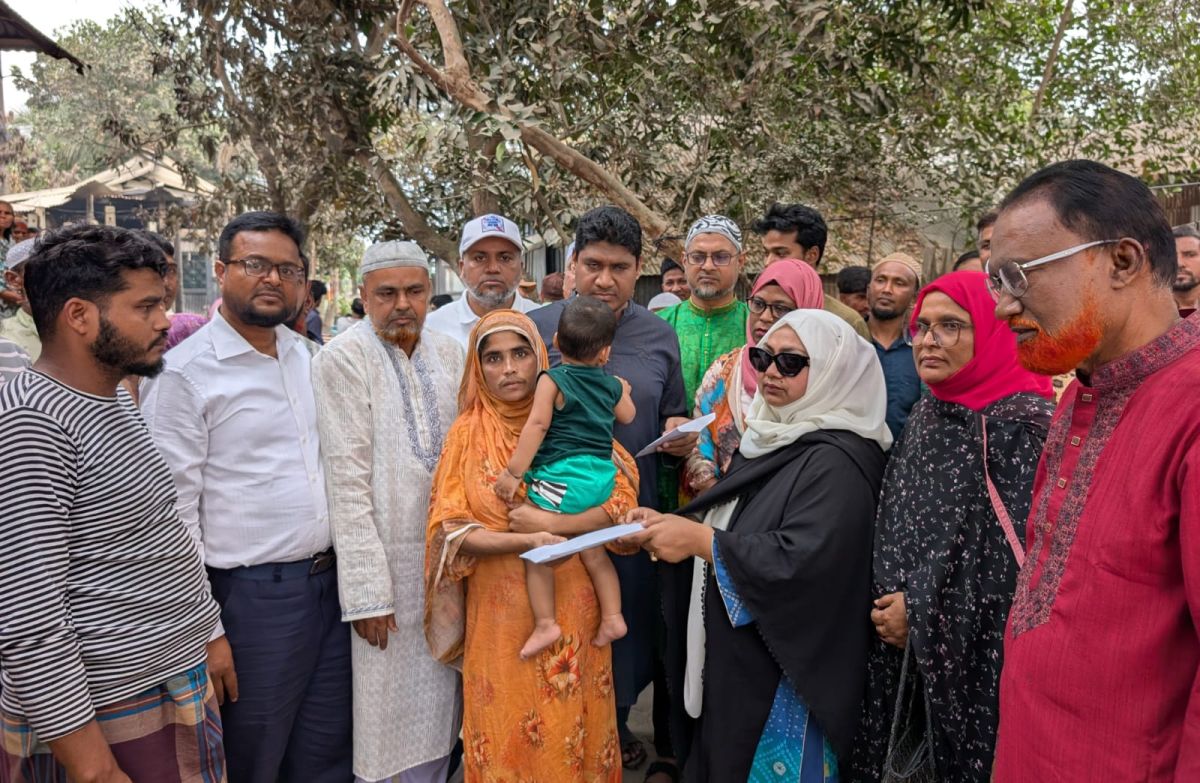 গজারিয়ায় পুড়ে যাওয়া পরিবারকে আর্থিক সহায়তা দিলেন এমপির সহধর্মিণী