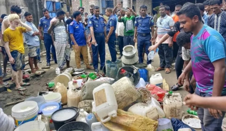 নওগাঁয় মাদক পল্লীতে পুলিশের অভিযান' ২ হাজার লিটার মদ ধ্বংস