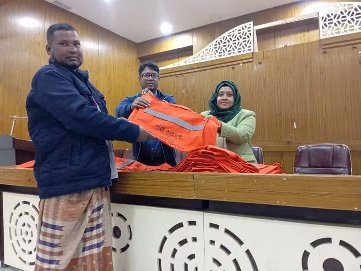 নওগাঁর মান্দায় প্রহরীদের মাঝে বিশেষ পোশাক ও বাঁশি বিতরণ