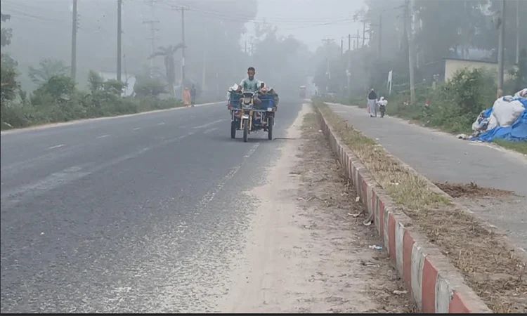 কুয়াশায় ঢেকেছে পঞ্চগড়ের জনপদ, দুয়ারে কড়া নাড়ছে শীত