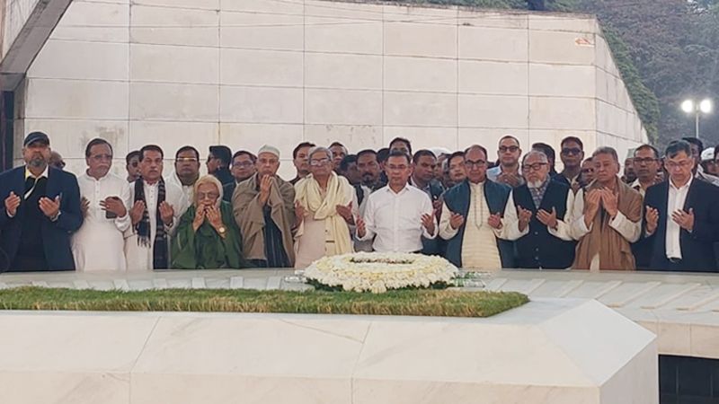 ১৯ বছর পর বাবার কবর জিয়ারত করলেন তারেক রহমান