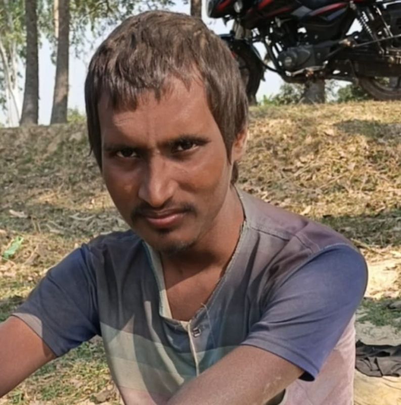 এক বছর ধরে রাস্তার পাশে মানসিক ভারসাম্যহীন যুবক