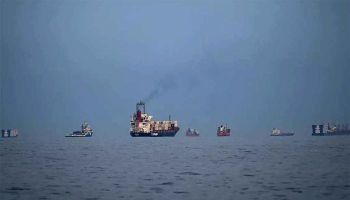 হরমুজ প্রণালি দিয়েই লাখ লাখ ব্যারেল তেল রপ্তানি করছে ইরান