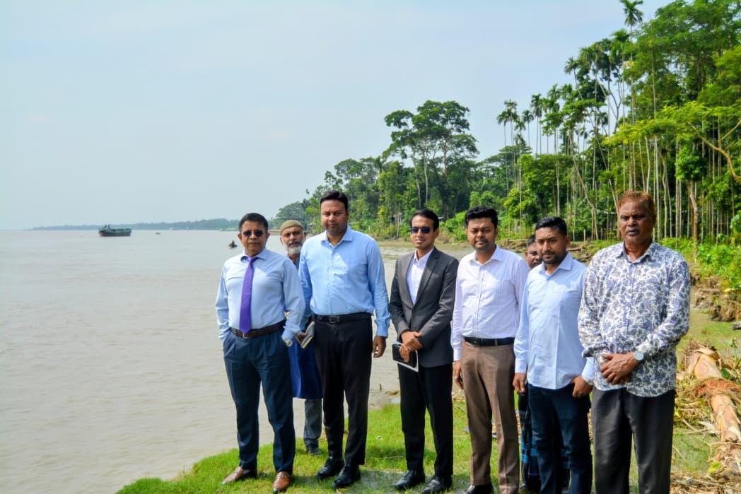 মেহেন্দিগঞ্জে নদীভাঙন এলাকা পরিদর্শন করলেন বিভাগীয় কমিশনার