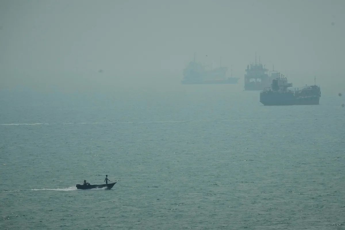 হরমুজ প্রণালীতে জাহাজে হামলায় হতাহত ৪