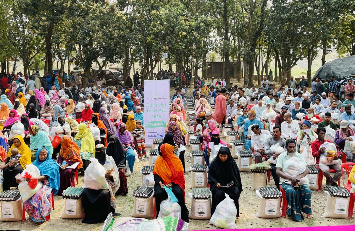 নওগাঁয় সুবিধা বঞ্চিত পরিবারের মাঝে খাদ্য সামগ্রী বিতরণ