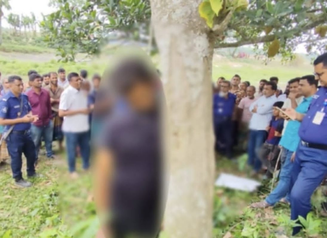 নওগাঁয় গাছে ঝুলছিল লাশ খবর পেয়ে উদ্ধার করলো পুলিশ