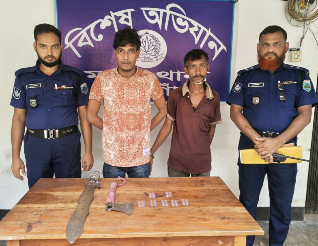 নওগাঁয় দেশীয় অস্ত্র ও মাদক নিয়ে দু'জন আটক