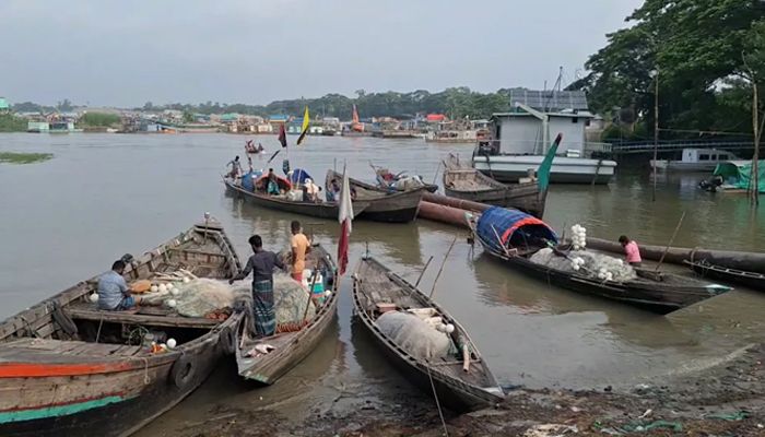 ইলিশ উৎপাদন বাড়াতে দুই মাস নদীতে মাছ ধরা নিষিদ্ধ