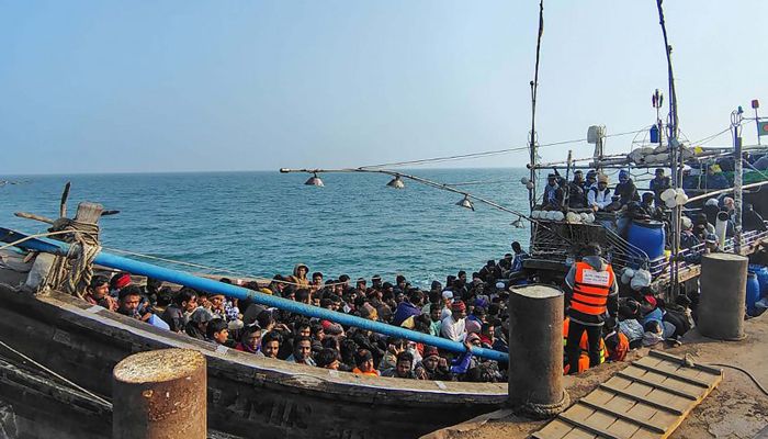 সমুদ্রপথে মালয়েশিয়া যাওয়ার সময় ২৭৩ জন আটক
