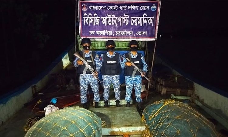 ভোলায় ভারতীয় আর্টিসানাল ট্রলিং বোট ও জাল জব্দ
