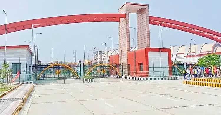 যাত্রী সংকটে স্থবির বেনাপোল স্থলবন্দর