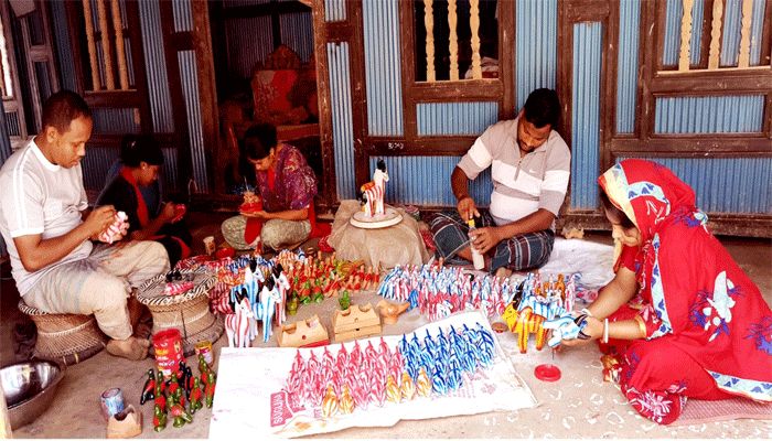 বাংলা নববর্ষ বরণ করতে মৃৎশিল্পীদের ব্যস্ততা