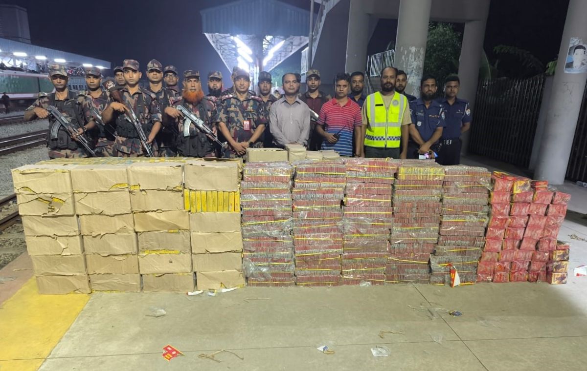 কুমিল্লায় ট্রেনে টাস্কফোর্স অভিযানে কোটি টাকার ভারতীয় বাজি উদ্বার