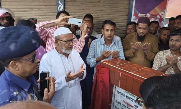 নওগাঁর সাপাহার বাজারে আরসিসি সড়ক নির্মাণ কাজের ভিত্তিপ্রস্তর স্থাপন