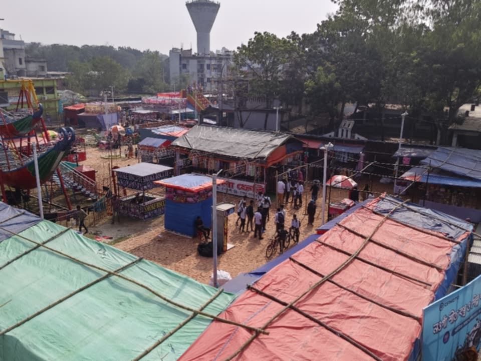 নওগাঁয় প্রশাসনের অনুমতি ছাড়াই স্কুল মাঠে বাণিজ্য মেলা