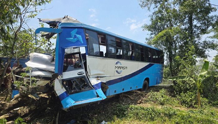 লোহাগাড়ায় দুই বাসের মুখোমুখি সংঘর্ষে নিহত ৪