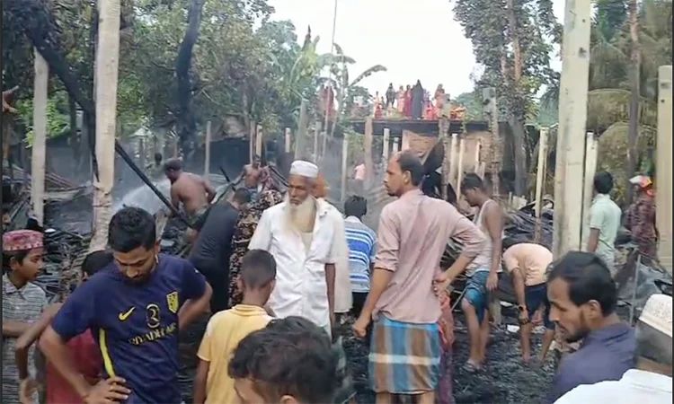 লক্ষ্মীপুরে আগুনে ১১টি পরিবারের বসত ঘর পুড়ে কোটি টাকার ক্ষতি