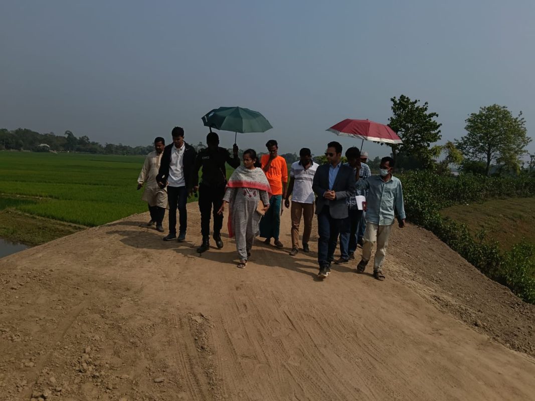 বিশ্বম্ভরপুরে বাঁধ পরিদর্শনে অতিরিক্ত জেলা প্রশাসক