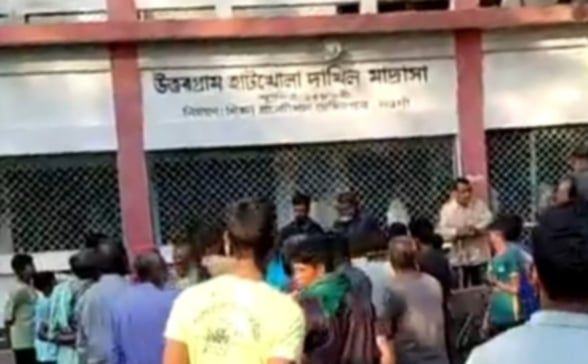 নওগাঁয় স্থানিয়দের তোপের মুখে নিয়োগ পরিক্ষা স্থগিত